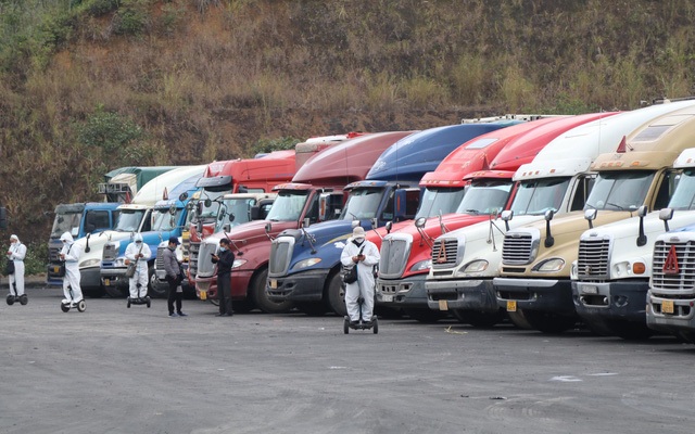 Vẫn còn hàng nghìn xe nông sản “tắc đường” ở Lạng Sơn