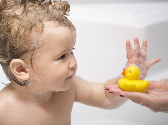 Thả vịt cao su vào bồn tắm - món đồ chơi quen thuộc của nhiều bạn nhỏ tưởng chừng như vô hại nhưng thực sự nguy hiểm hơn bạn tưởng - Ảnh 1.