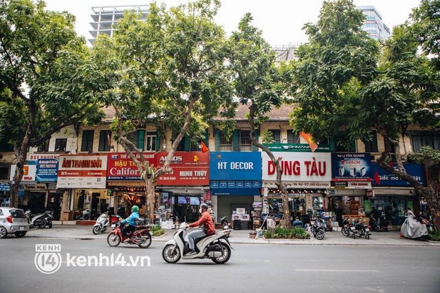  ẢNH: Cận cảnh 5 tuyến phố trung tâm Hà Nội cho phép kinh doanh trên vỉa hè - Ảnh 2.