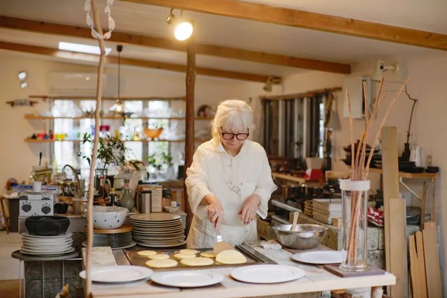 Ngôi nhà thôn quê ở Nhật Bản của cụ bà 76 tuổi yêu thích đọc sách, nấu ăn, sống gần thiên nhiên - Ảnh 3.