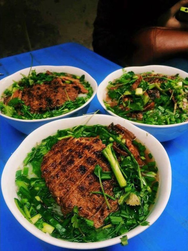 Take a look at vermicelli and pho dishes that are "paradoxical" but taste "out of sauce" in Hanoi - Photo 8.