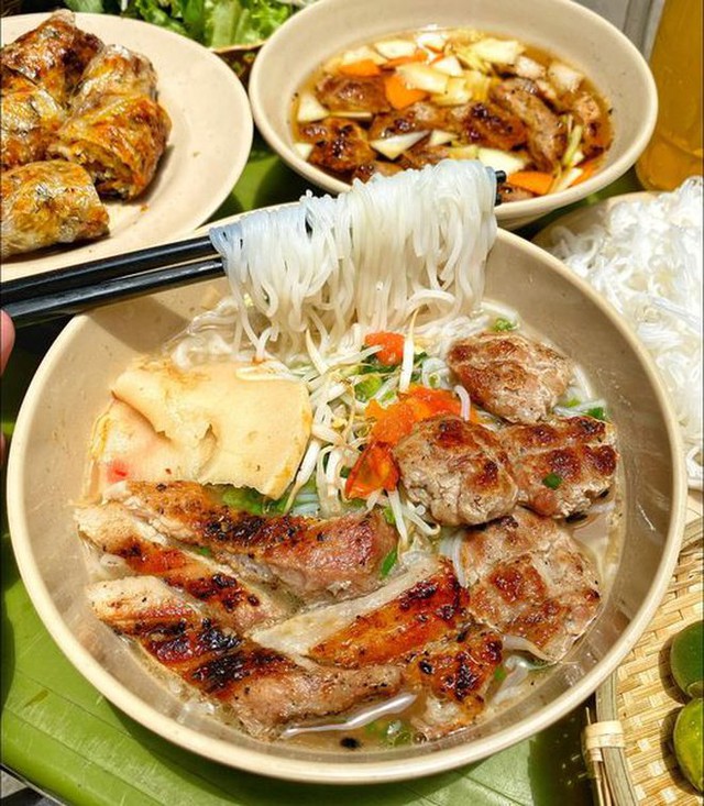 Take a look at vermicelli and pho dishes that are "opposite" but taste "out of sauce" in Hanoi - Photo 7.