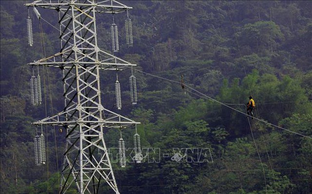 Tuyến đường dây 220kV Lào Cai – Bảo Thắng trên địa bàn tỉnh Lào Cai là dự án truyền tải điện cấp bách, giải phóng công suất của các nhà máy thủy điện khu vực Tây Bắc và phục vụ nhập khẩu điện, nhằm đảm bảo điện cho các tỉnh phía Bắc trong mùa nắng nóng 2022. Ảnh tư liệu: Huy Hùng/TTXVN