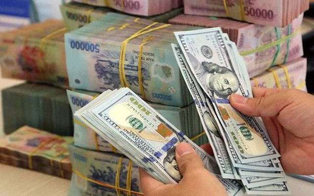 Ngân hàng tuần qua: Lãi suất tiết kiệm lên trên 8%/năm, USD ngân hàng vượt 24.000 đồng