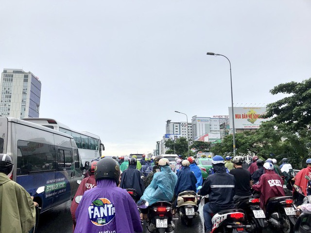 TP HCM: Sáng sớm, hàng ngàn phương tiện đánh vật dưới mưa - Ảnh 5. TP HCM: Sáng sớm, hàng ngàn phương tiện đánh vật dưới mưa - Ảnh 5.