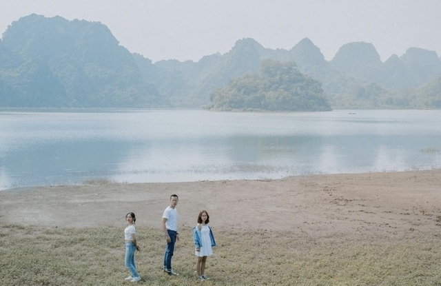Beautiful lakes near Hanoi make visitors fall in love - Photo 20.