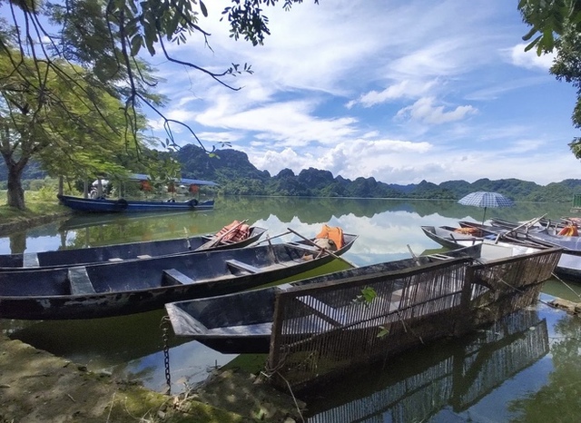 Beautiful lakes near Hanoi make tourists fall in love - Photo 15.