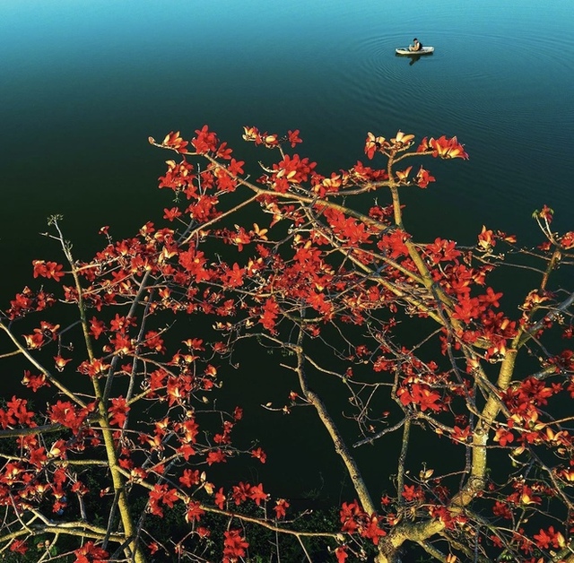 Beautiful lakes near Hanoi make tourists fall in love - Photo 14.