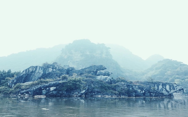 Beautiful lakes near Hanoi make tourists fall in love - Photo 13.