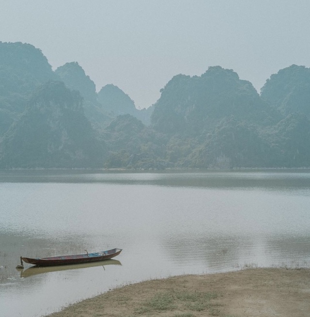 Beautiful lakes near Hanoi make tourists fall in love - Photo 12.