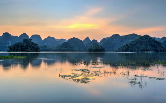 Beautiful lakes near Hanoi make tourists fall in love - Photo 11.