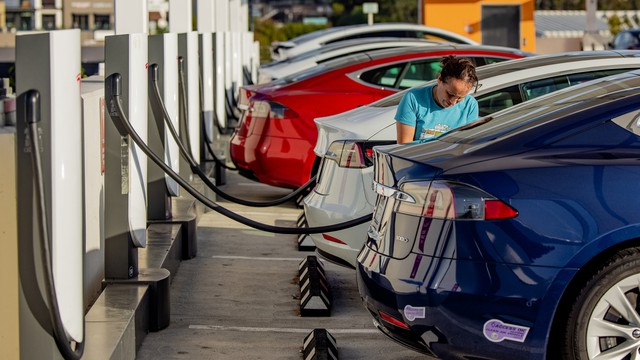 Tỷ lệ người mua xe điện muốn trở lại với xe xăng là bao nhiêu? Xu hướng mới này có tác động lớn đến cơ hội của VinFast - Ảnh 1.