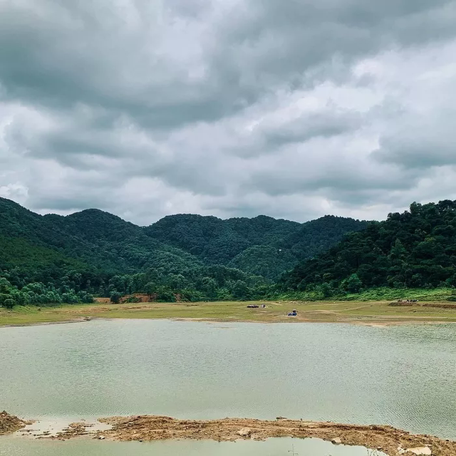  Những hồ nước đẹp ngay gần Hà Nội khiến du khách phải lòng - Ảnh 3.