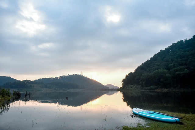 Beautiful lakes near Hanoi make visitors fall in love - Photo 2.