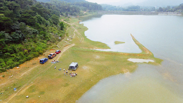  Những hồ nước đẹp ngay gần Hà Nội khiến du khách phải lòng - Ảnh 1.
