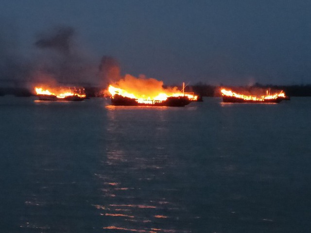  Hiện trường hàng loạt tàu, ca nô du lịch bốc cháy tại Cửa Đại: Thiệt hại khoảng 20 tỉ đồng - Ảnh 3.