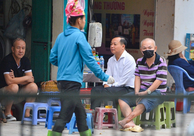  Chùm ảnh: Người dân Hà Nội mặc áo ấm, co ro khi ra đường trong đợt không khí lạnh đầu tiên - Ảnh 6.