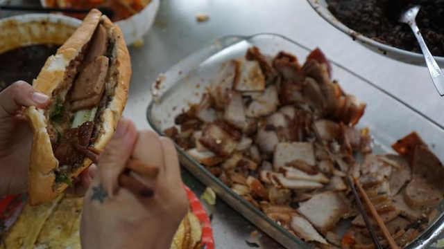 CNN hunts for the best banh mi in Vietnam: Have Vietnamese ever tried it?  - Photo 3.