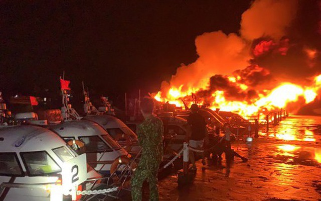 NÓNG: Hàng loạt ca nô tại bến du lịch Cửa Đại bốc cháy dữ dội