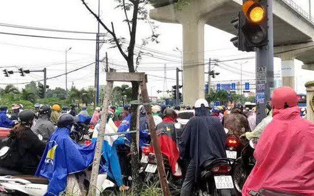 TP HCM: Sáng sớm, hàng ngàn phương tiện đánh vật dưới mưa