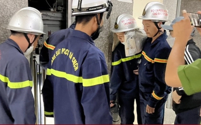 Thiếu nữ bị mắc kẹt trong thang máy được giải cứu an toàn. Thiếu nữ bị mắc kẹt trong thang máy được giải cứu an toàn.