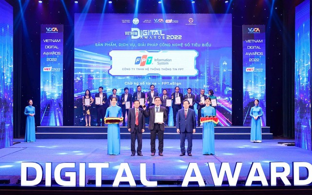 FPT IS đạt giải thưởng Chuyển đổi số Việt Nam với giải pháp ký số từ xa