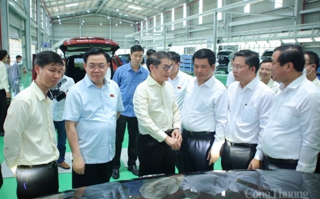 Chủ tịch Quốc hội Vương Đình Huệ, Bộ trưởng Bộ Công Thương Nguyễn Hồng Diên cùng đoàn công tác đến thăm khu phức hợp cơ khí, sản xuất, lắp ráp ô tô Chu Lai vào tháng 7/2022