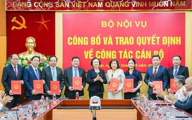 Bộ trưởng Phạm Thị Thanh Trà trao quyết định cho các cán bộ được điều động, bổ nhiệm.
