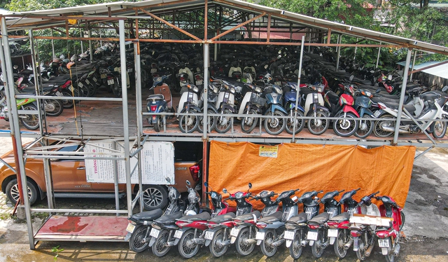 Ảnh, clip: Hàng nghìn chiếc xe máy phơi nắng, dây leo quấn chằng chịt tại bãi trông giữ xe vi phạm ở Hà Nội - Ảnh 1.