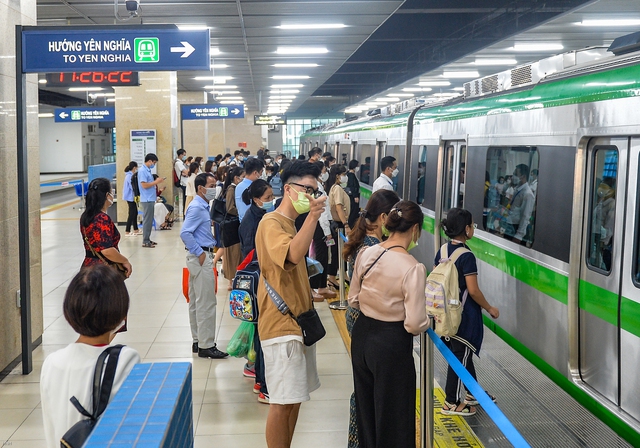  Tàu Cát Linh - Hà Đông chật kín người giờ cao điểm - Ảnh 2.