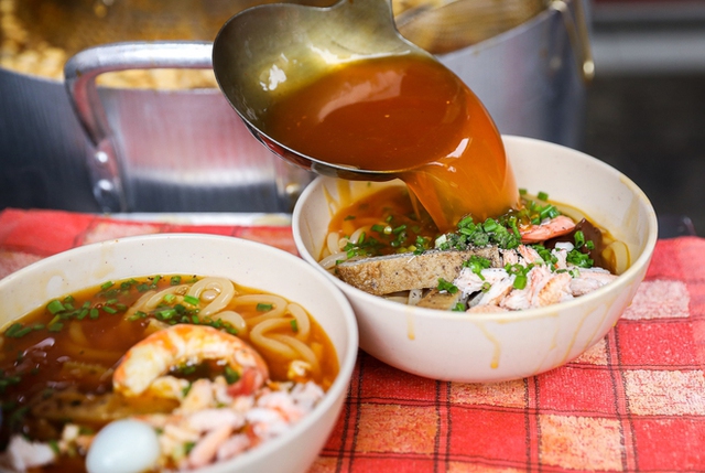 Ca Mau crab soup cake shop sells 1,000 bowls a day, with bowls up to 300,000 VND - Photo 8.