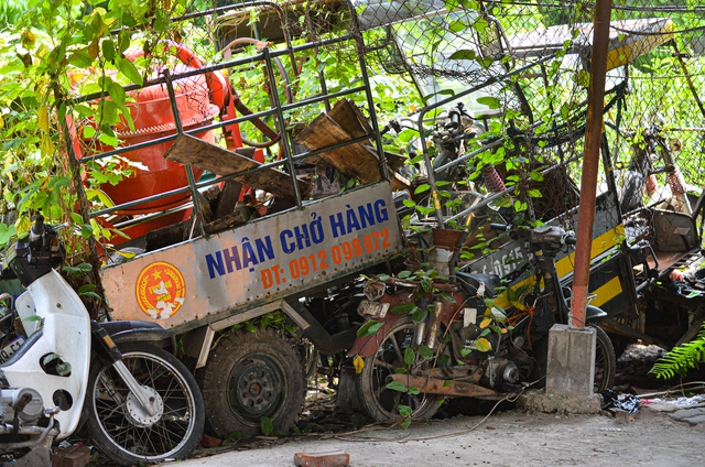 Ảnh, clip: Hàng nghìn chiếc xe máy phơi nắng, dây leo quấn chằng chịt tại bãi trông giữ xe vi phạm ở Hà Nội - Ảnh 7.
