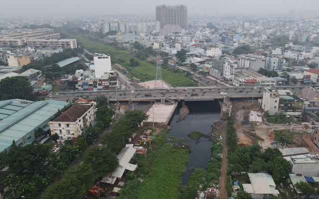 Dự án xây dựng cầu Bưng bắc qua kênh Tham Lương (nối liền quận Bình Tân và quận Tân Phú trên trục đường Lê Trọng Tấn), có tổng mức đầu tư là 515 tỷ đồng.