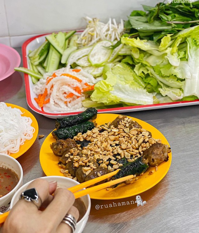 What dishes are worth trying at the famous Phan Xich Long food court in Ho Chi Minh City?  - Picture 12.