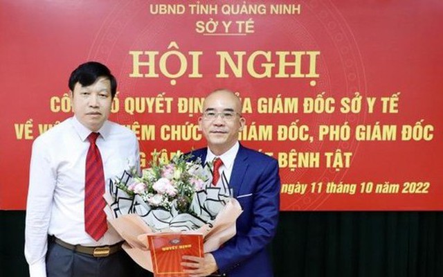 Ông Nguyễn Minh Tuấn, Phó Giám đốc Sở Y tế trao quyết định bổ nhiệm chức vụ Giám đốc CDC Quảng Ninh cho ông Vũ Quyết Thắng (bên phải).