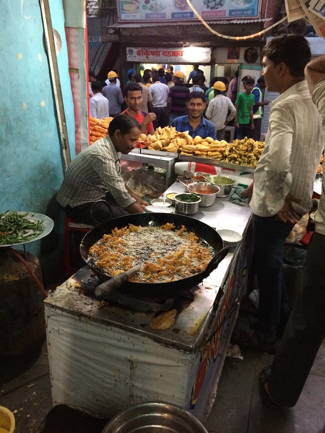 Ấn Độ: Món ăn đường phố nổi tiếng nhất tại Mumbai, níu chân thực khách khiến họ quên lối về - Ảnh 3.