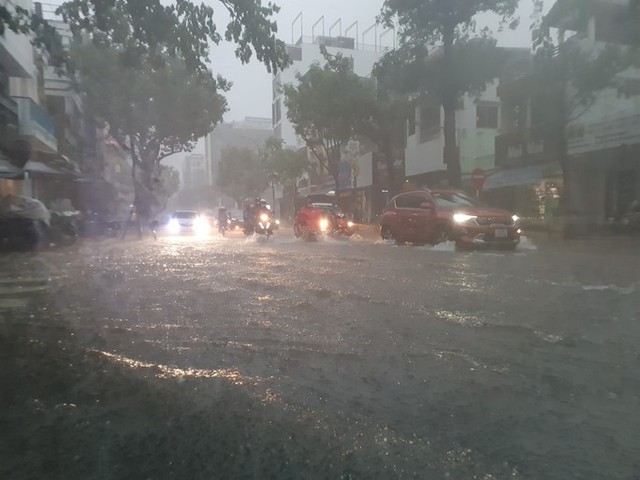 Bão số 5 gây mưa lớn, nhiều tuyến phố ở Đà Nẵng đang ngập sâu - Ảnh 12.