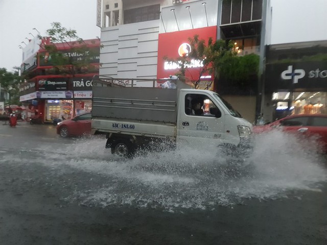 Bão số 5 gây mưa lớn, nhiều tuyến phố ở Đà Nẵng đang ngập sâu - Ảnh 3.