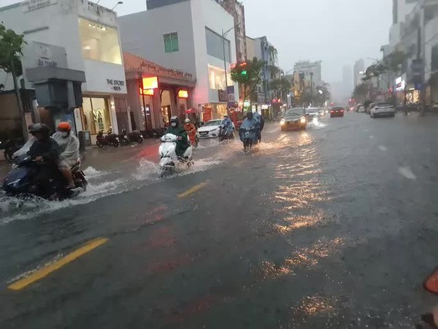 Bão số 5 gây mưa lớn, nhiều tuyến phố ở Đà Nẵng đang ngập sâu - Ảnh 2.