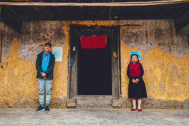 Travel Blogger 'De Men du Ky' holding the national flag 'traveling the world': Young age, afraid to explore - Photo 4.