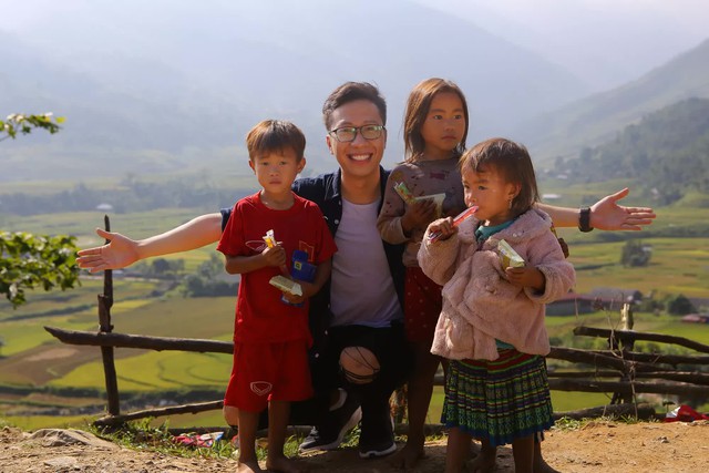 Travel Blogger 'De Men du Ky' holding the national flag 'traveling the world': Young age, afraid to explore - Photo 15.