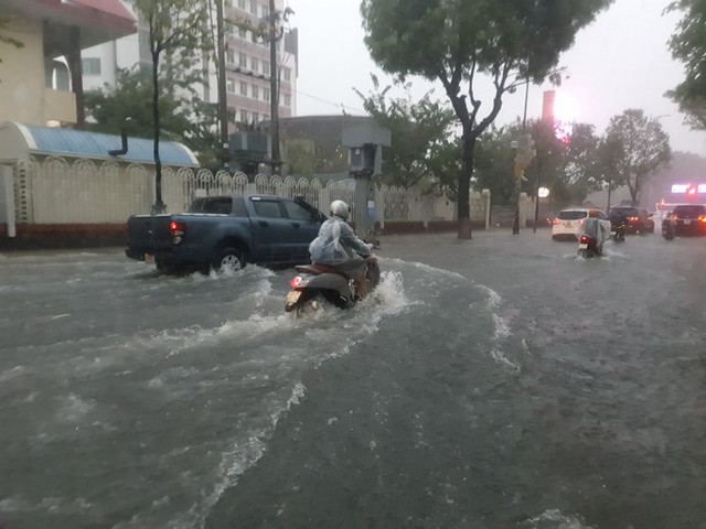 Bão số 5 gây mưa lớn, nhiều tuyến phố ở Đà Nẵng đang ngập sâu - Ảnh 11.