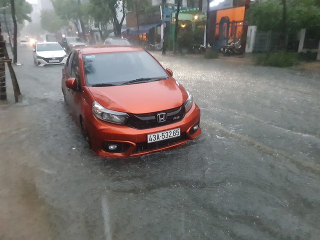 Bão số 5 gây mưa lớn, nhiều tuyến phố ở Đà Nẵng đang ngập sâu - Ảnh 10.