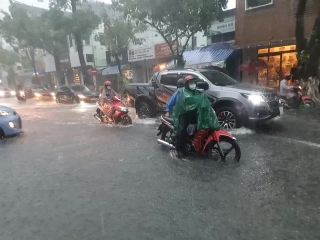 Bão số 5 gây mưa lớn, nhiều tuyến phố ở Đà Nẵng đang ngập sâu - Ảnh 9.