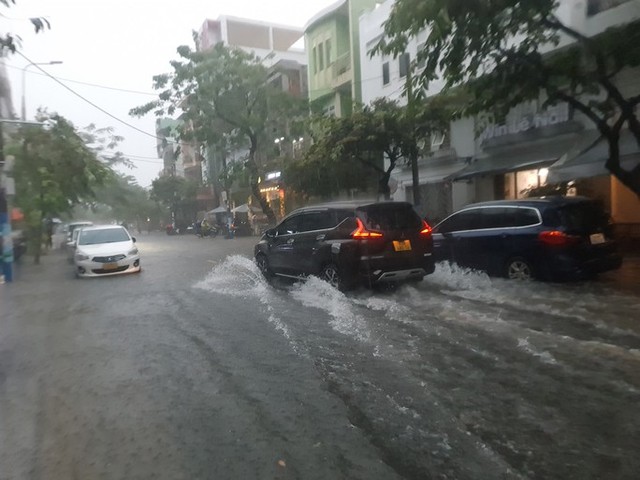 Bão số 5 gây mưa lớn, nhiều tuyến phố ở Đà Nẵng đang ngập sâu - Ảnh 7.