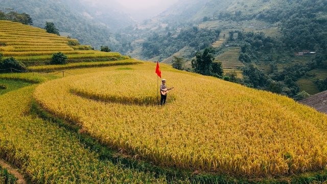 Travel Blogger 'De Men du Ky' holding the national flag 'traveling the world': Young age, afraid to explore - Photo 10.