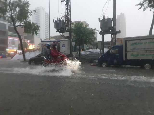 Bão số 5 gây mưa lớn, nhiều tuyến phố ở Đà Nẵng đang ngập sâu - Ảnh 6.