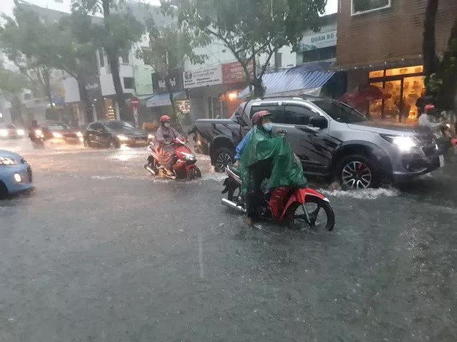 Bão số 5 gây mưa lớn, nhiều tuyến phố ở Đà Nẵng đang ngập sâu - Ảnh 5.