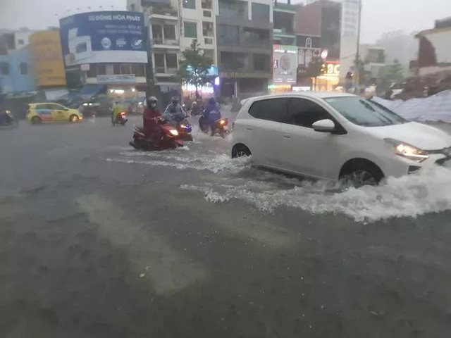 Bão số 5 gây mưa lớn, nhiều tuyến phố ở Đà Nẵng đang ngập sâu - Ảnh 4.
