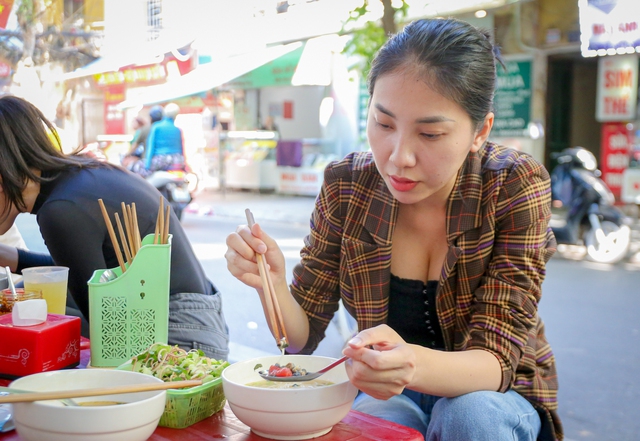  Hàng bún 35 năm, mỗi ngày bán hơn một tạ ốc ở phố cổ Hà Nội - Ảnh 8.